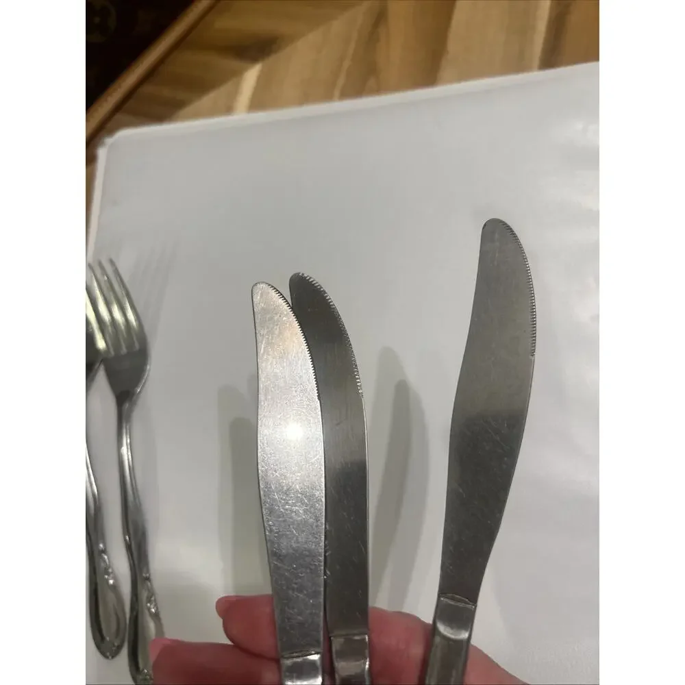 Vtg Superior International Chapel Hill Set of 5 - Dinner Knives & 2 Dinner Forks